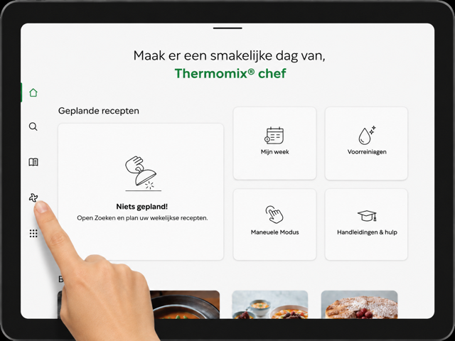 Beginscherm van de Thermomix TM7; een vinger drukt op het messen-icoon in het linkermenu