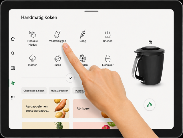 Functiemenu van de Thermomix TM7 met onder andere Voorreinigen; een vinger kiest het programma Voorreinigen
