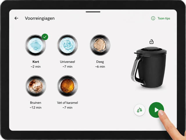 Voorreinigen-scherm met de programma's Kort, Universeel, Deeg, Bruinen en Vet of karamel; een vinger drukt rechtsonder op de groene startknop